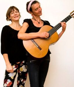 Mariane Siem og Lisa Kock spiller til fællessang